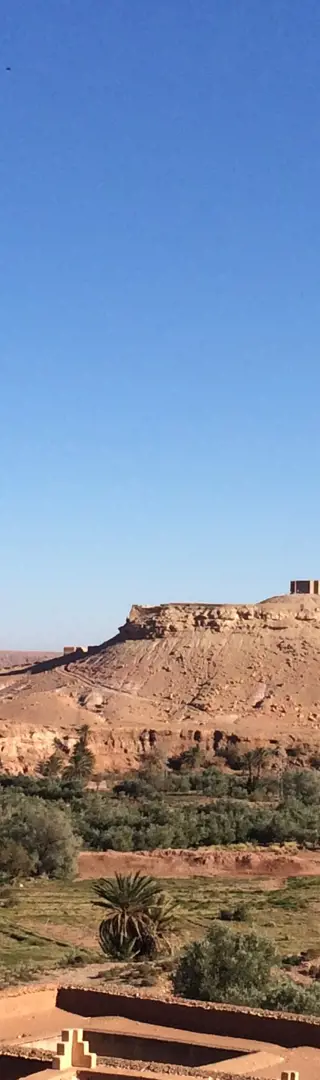 Die Siedlung Aït-Ben-Haddou umgibt die Festung auf dem Hügel